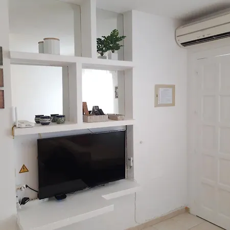 Con Patio Y Terraza Solarium Holiday home *