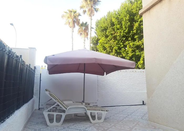 Con Patio Y Terraza Solárium Сasa de vacaciones