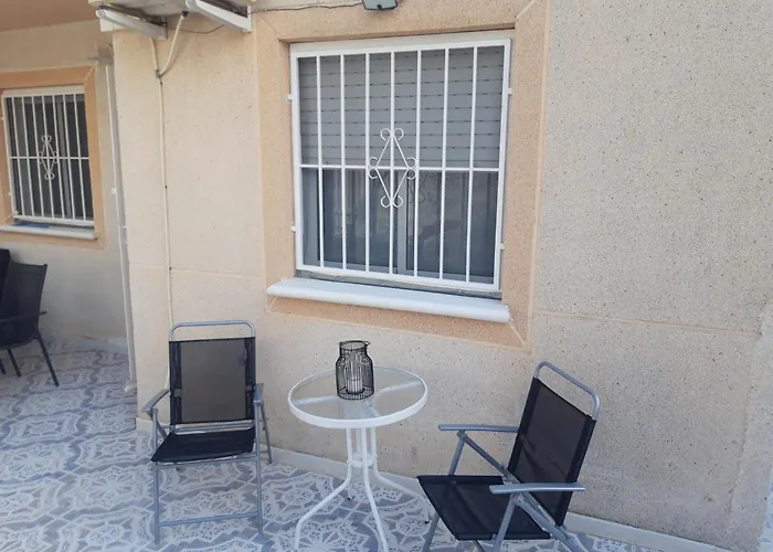 Con Patio Y Terraza Solárium Сasa de vacaciones Torrevieja